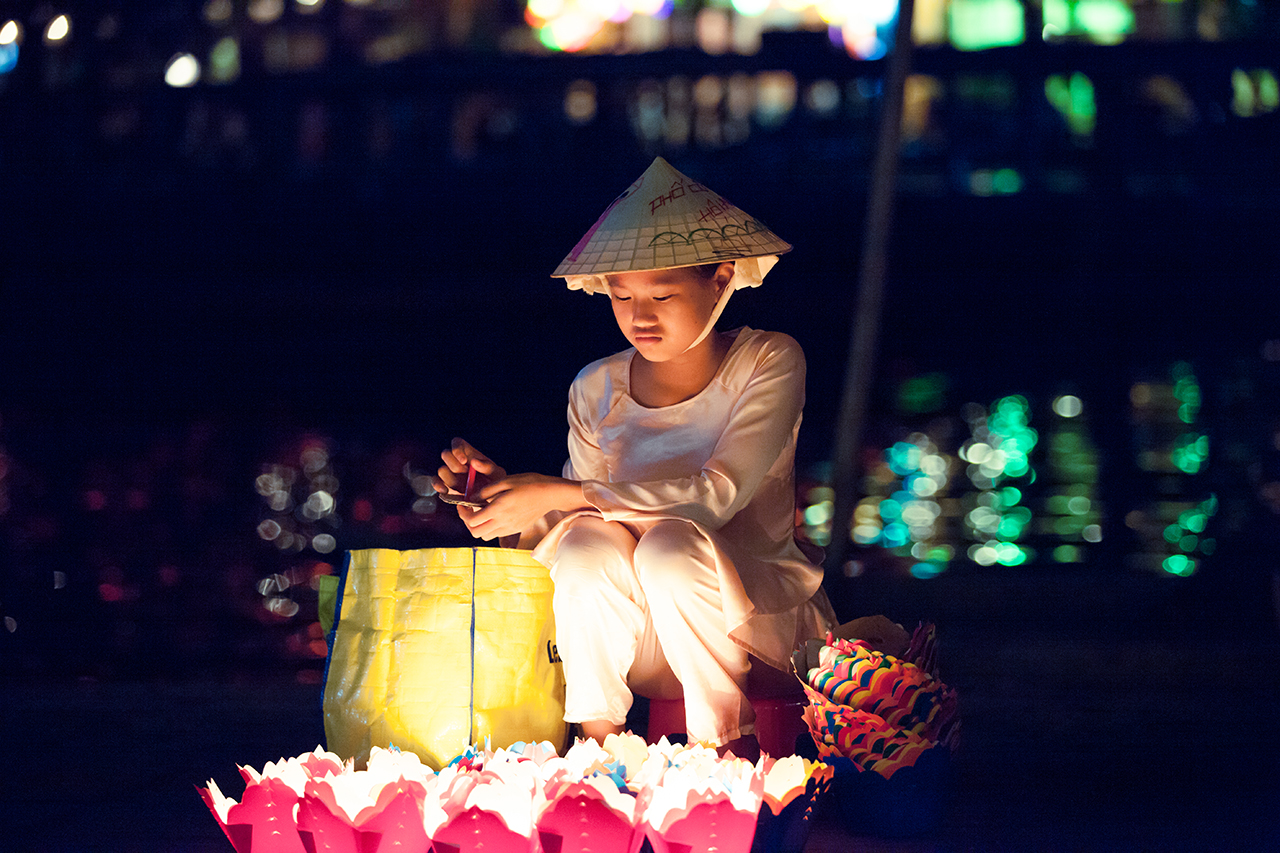 Путешествие по Вьетнаму: Маленькие продавцы свечей, Хойан