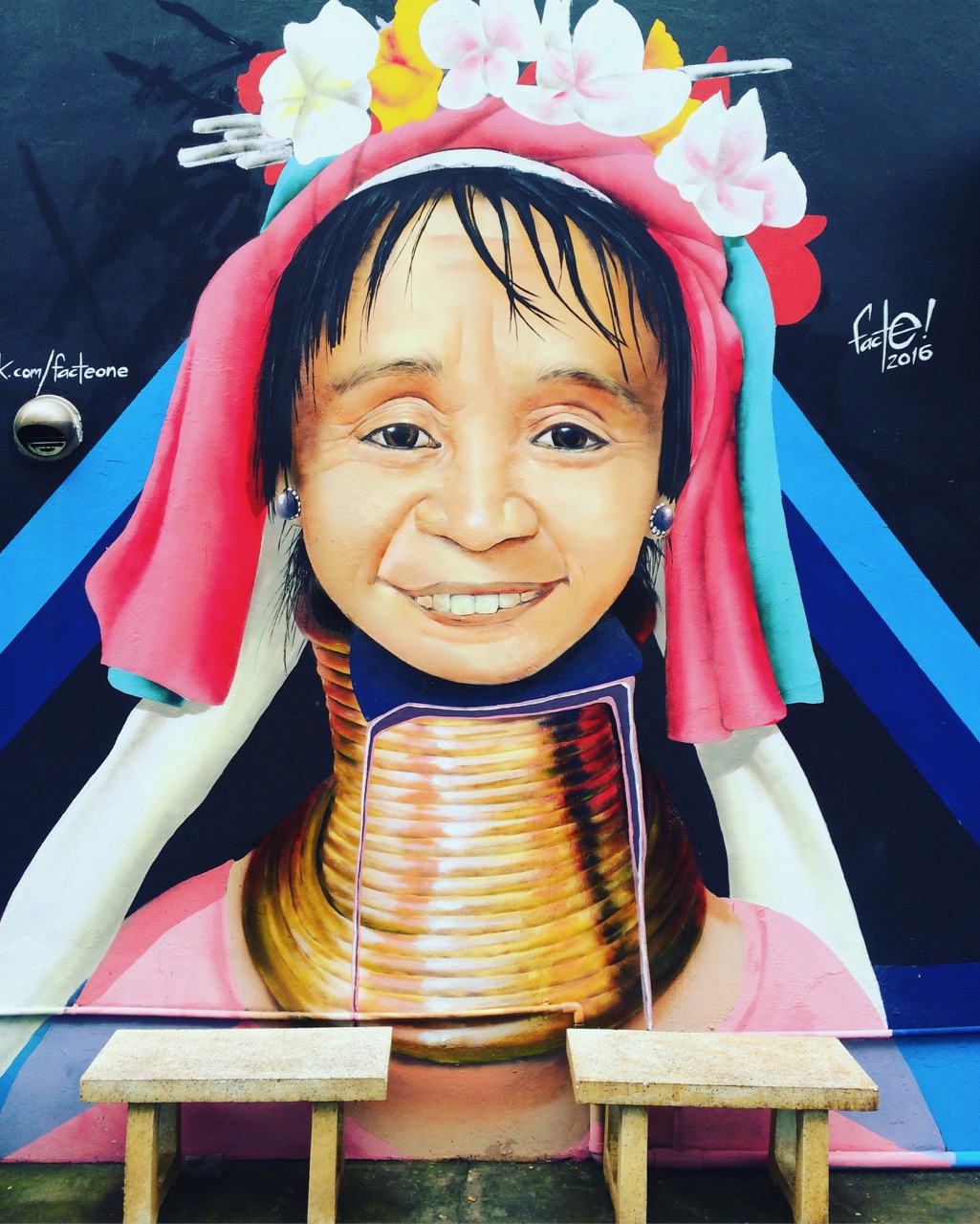 Достопримечательности Чиангмая, Таиланд: Стрит-арт с женщиной племени Карен