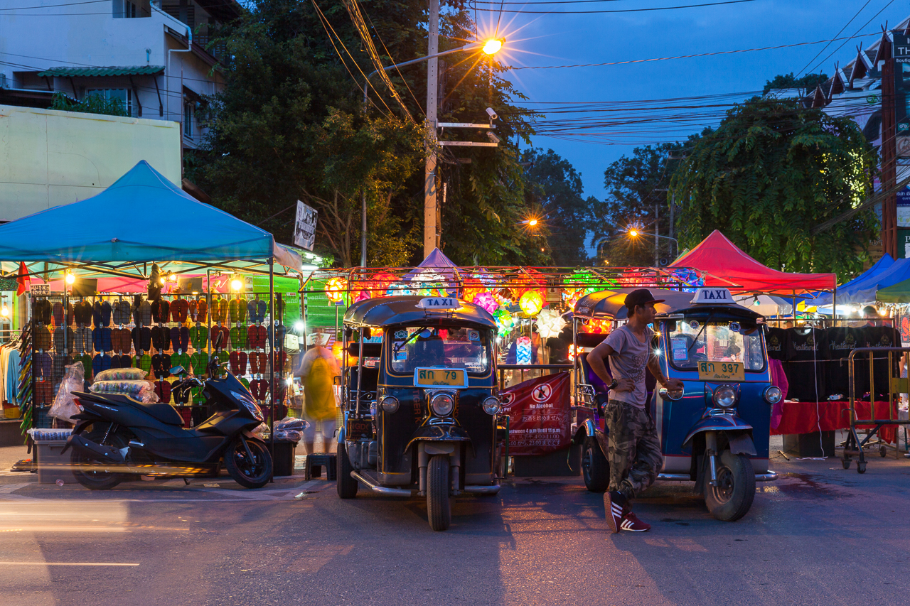 Достопримечательности Чиангмая, Таиланд: Таксисты ждут клиентов у воскресной ярмарки