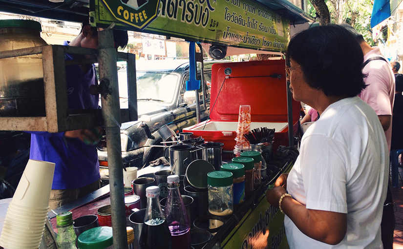Видео: приготовление кофе по-тайски на улице Бангкока.