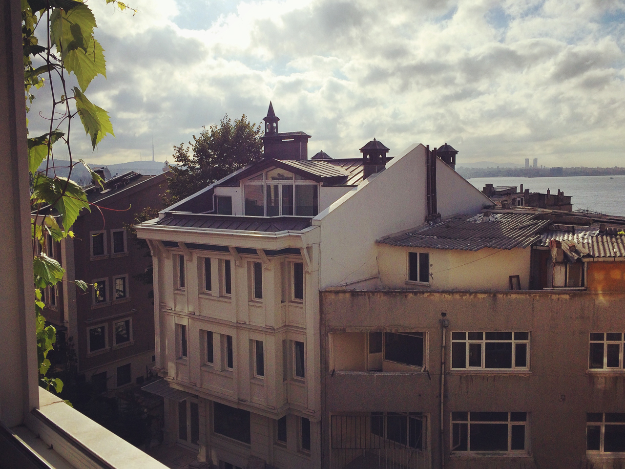 Стоповер в Стамбуле. День 1: Вид из окошка верхнего этажа Tulip Guesthouse, где накрывали завтрак